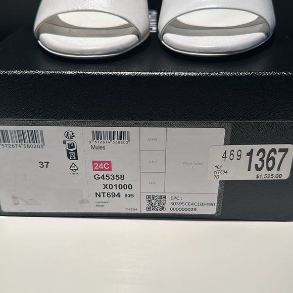 BRAND NEW NEVER WORN Chanel white leather mules with decorative heel! - Picture 8 of 11